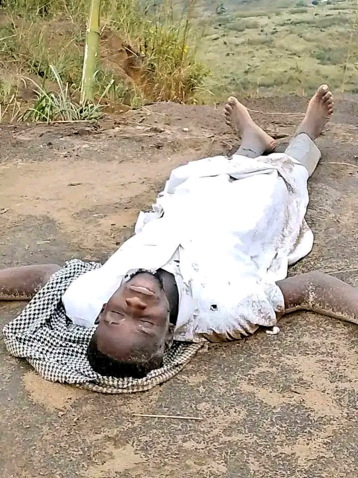 RodrigueBadiba1's tweet image. #Suite: Un homme de Dieu a tragiquement perdu la vie hier après-midi, aux environs de 15h, sur la montagne de Mangengenge. 😮💔 Selon des vendeuses installées dans les environs, l'homme se trouvait sur la montagne depuis environ trois jours, plongé dans une retraite spirituelle.