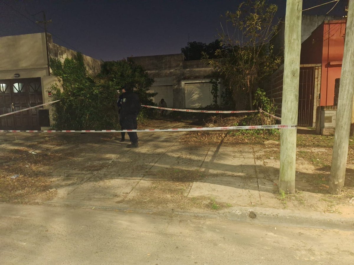 mauroszeta's tweet image. 🚨 HALLAN EL CUERPO DE UNA JUBILADA Y SU HIJO DECLARÓ QUE SE MURIÓ HACE 4 AÑOS EN LA CENA Y QUE ÉL DEJÓ EL CUERPO EN LA PIEZA
- Pasó en La Plata.
- El cuerpo fue hallado por el hermano de la víctima en 74 y 20.
- Ordenan la autopsia a la mujer de 77 años.