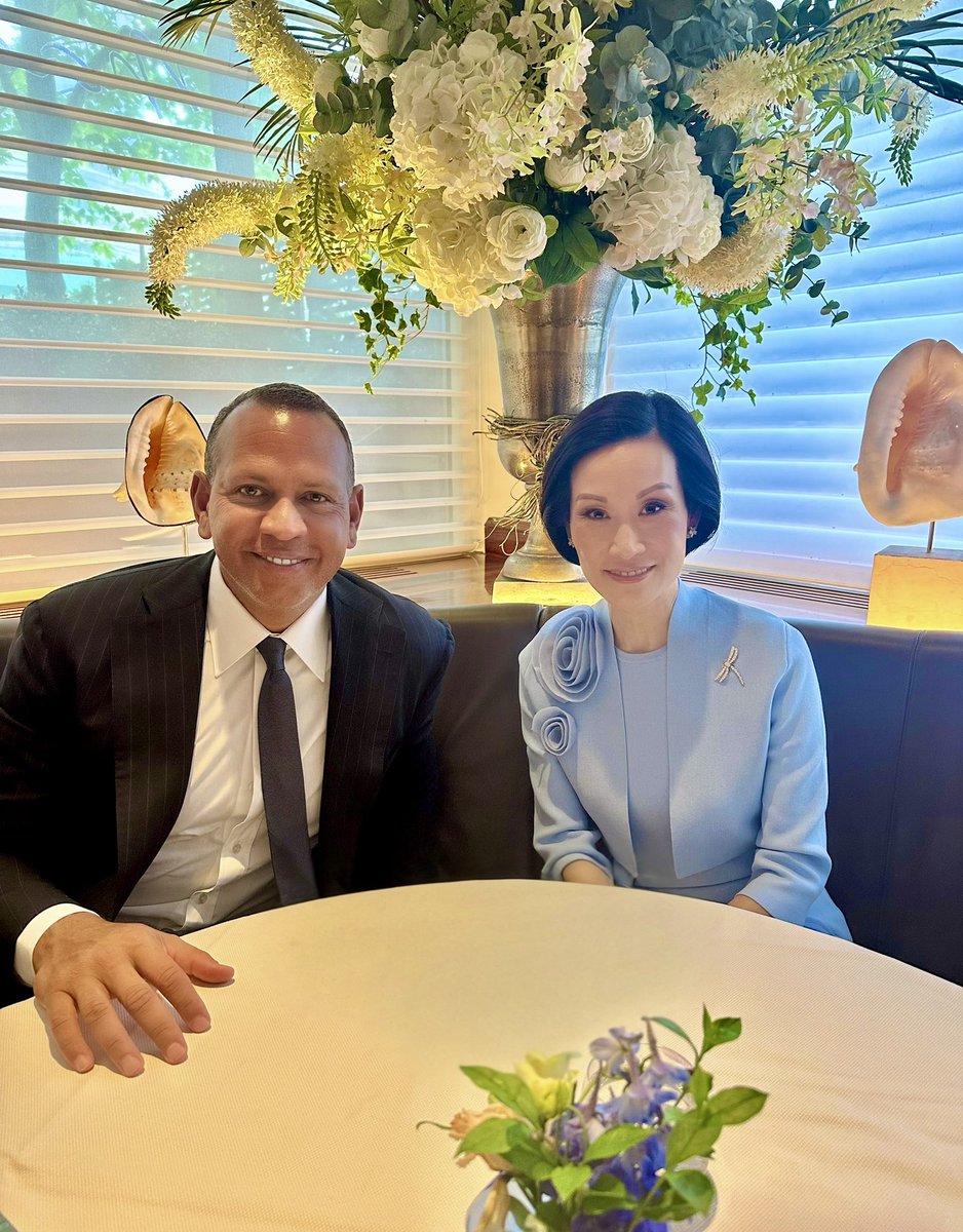 Lunch with the legend, A-Rod! ⚾️ Always inspired by those who dominate in every arena!

#ARod #Timberwolves #SportsAndBusiness #Leadership #GameChanger