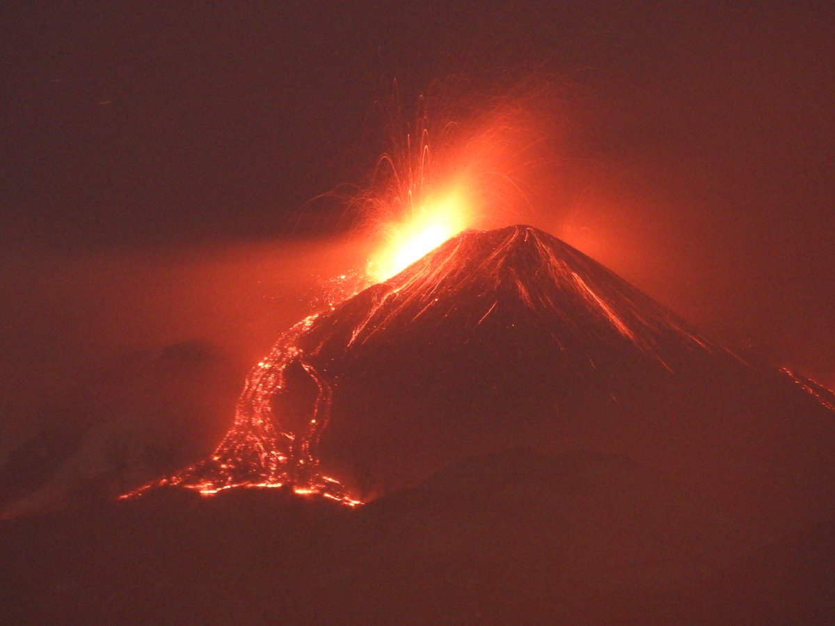 #Etna, Southeast Crater, 12 May 2025. For the 13th time in little less than 2 months, our volcano is producing a great show, with two lava flows, one to southeast, the other south, and gorgeous pulsating lava fountains, without much ash, a wonderful display admired by everyone.