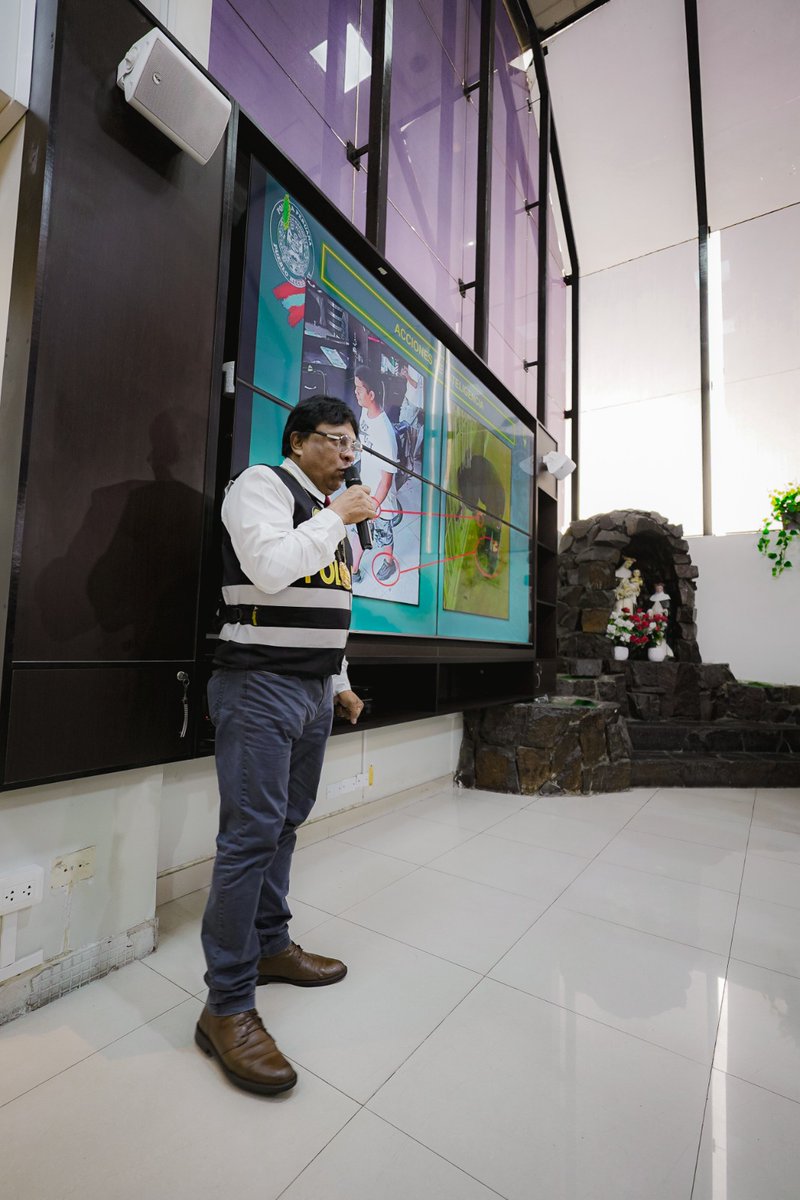 DirincriPNP's tweet photo. 📸 #ConferenciaDePrensa | El coronel PNP Franco Moreno Panta, jefe de la #Divise, dio detalles de la desarticulación de cuatro bandas criminales dedicadas a extorsionar empresarios de diferentes rubros en distintas zonas de Lima y provincia. (1/2) https://t.co/4LSedORrVG