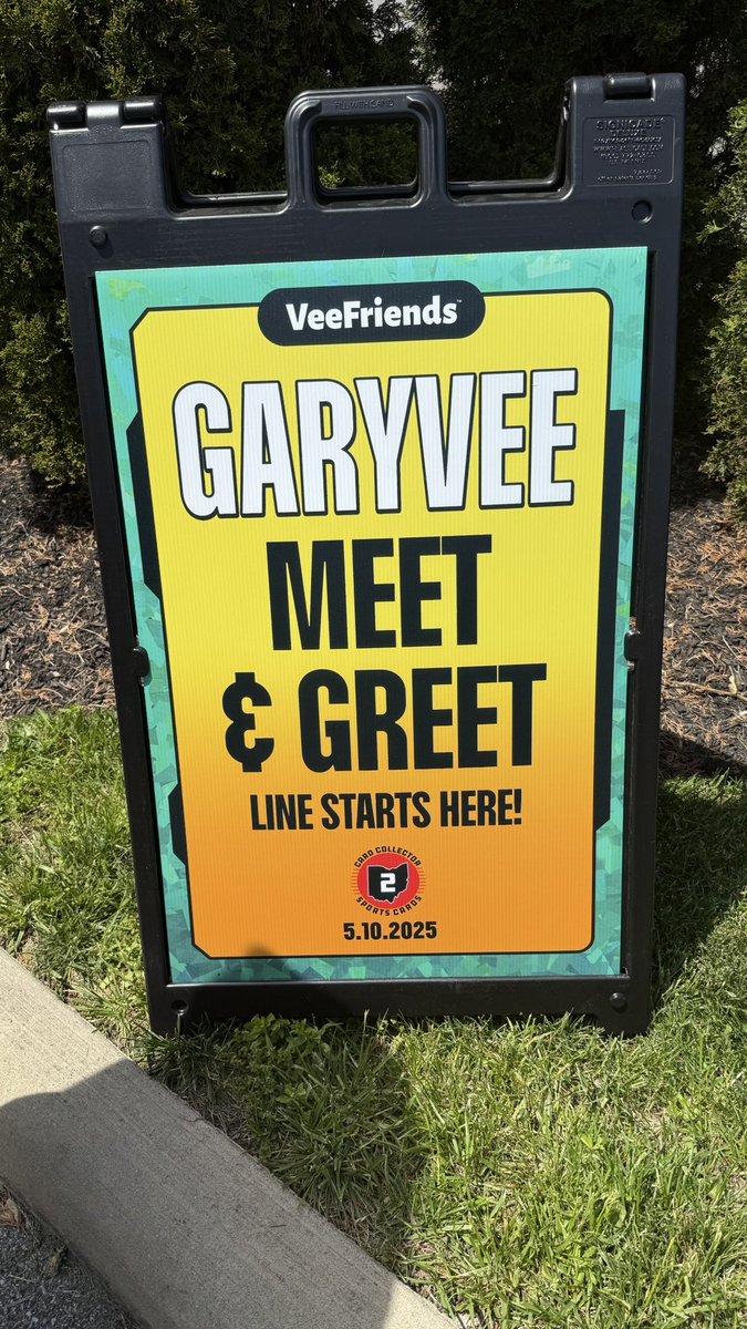 ajizzle22's tweet image. Great having Gary back in Ohio. Veefriends Oh stand up. Let’s all collab at some point #VeeFriends #veefam