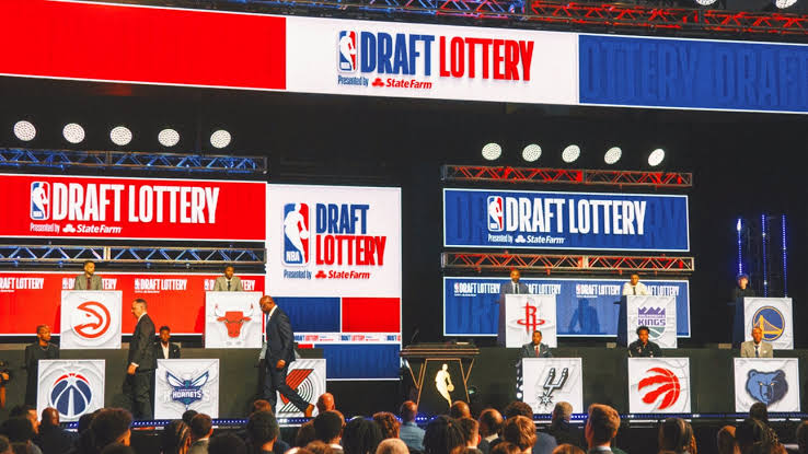 "MEA CULPA" 🏀

Los <a href="/dallasmavs/">Dallas Mavericks</a> tenían un 1.8% de posibilidades de ganarse el 1° pick del #NBADraftLottery, y lo consiguieron. Así es como la NBA los compensó por el inexplicable cambio de Luka Dončić a los <a href="/Lakers/">Los Angeles Lakers</a>. Pero no pensemos mal, en el 🌎 deportivo esas cosas no pasan. 🤨