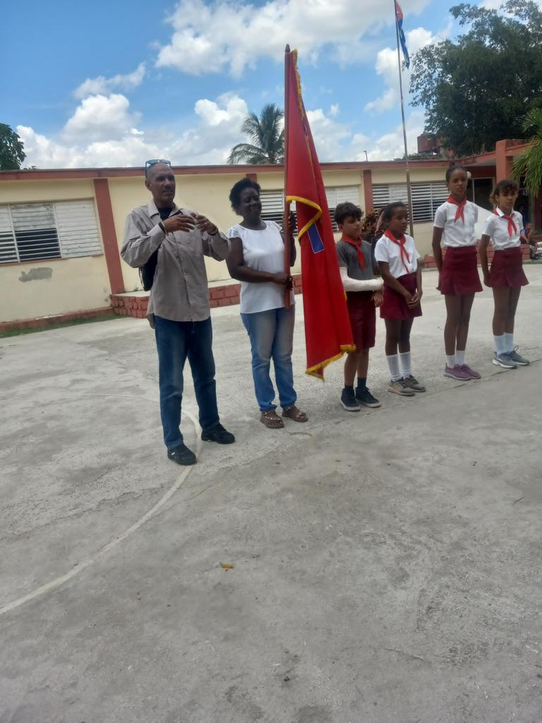 PrimariaJoseMa2's tweet photo. Se recibió  en la escuelas  José Martí del Consejo Popular  Rancho  Jagua la bandera *65 Aniversario de los Comité de Defensa de la Revolución
@Yamilet50088609
 @CubaMined  @coralia_saez @FarinaEstevez @Dme_Ranchuelo  @MenendezRiveros @dpevillaclara https://t.co/WziALpQAXI