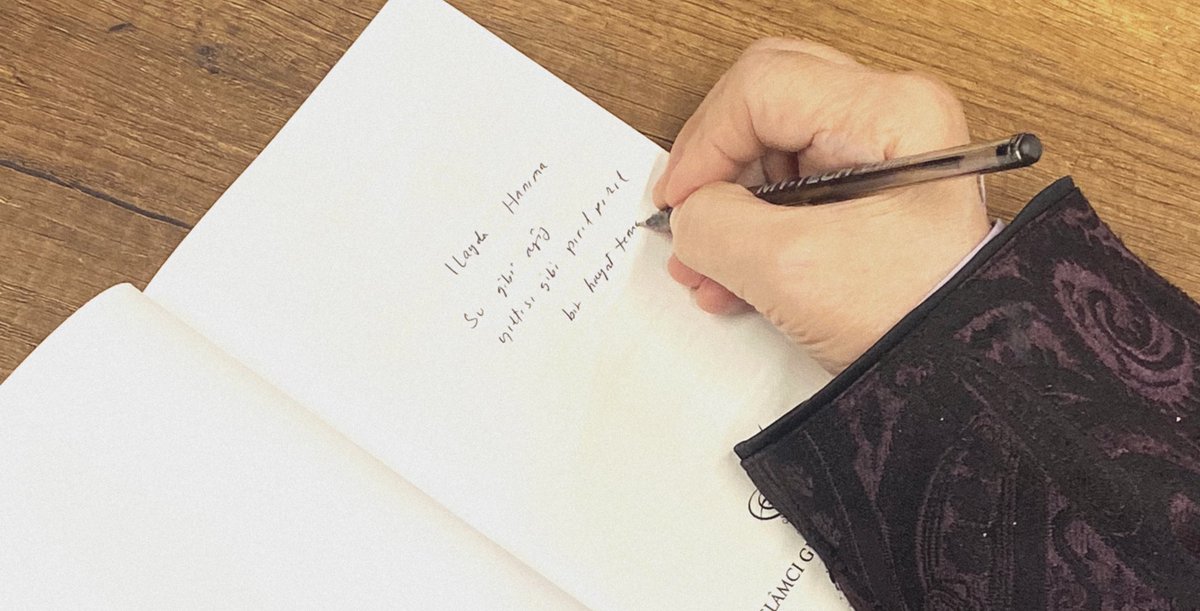 Bugun ustad Kadir Misiroglu’nun degerli esi aynur hanimla tanisma firsatim oldu.. 
benim icin oyle mutlu oyle huzurlu bi gun olduki aynur hanimdan ustadimizi dinlemek cok baskaydi.. su kisacik omrumde boyle guzel bi insani tanidigim icin rabbime sukurler olsun