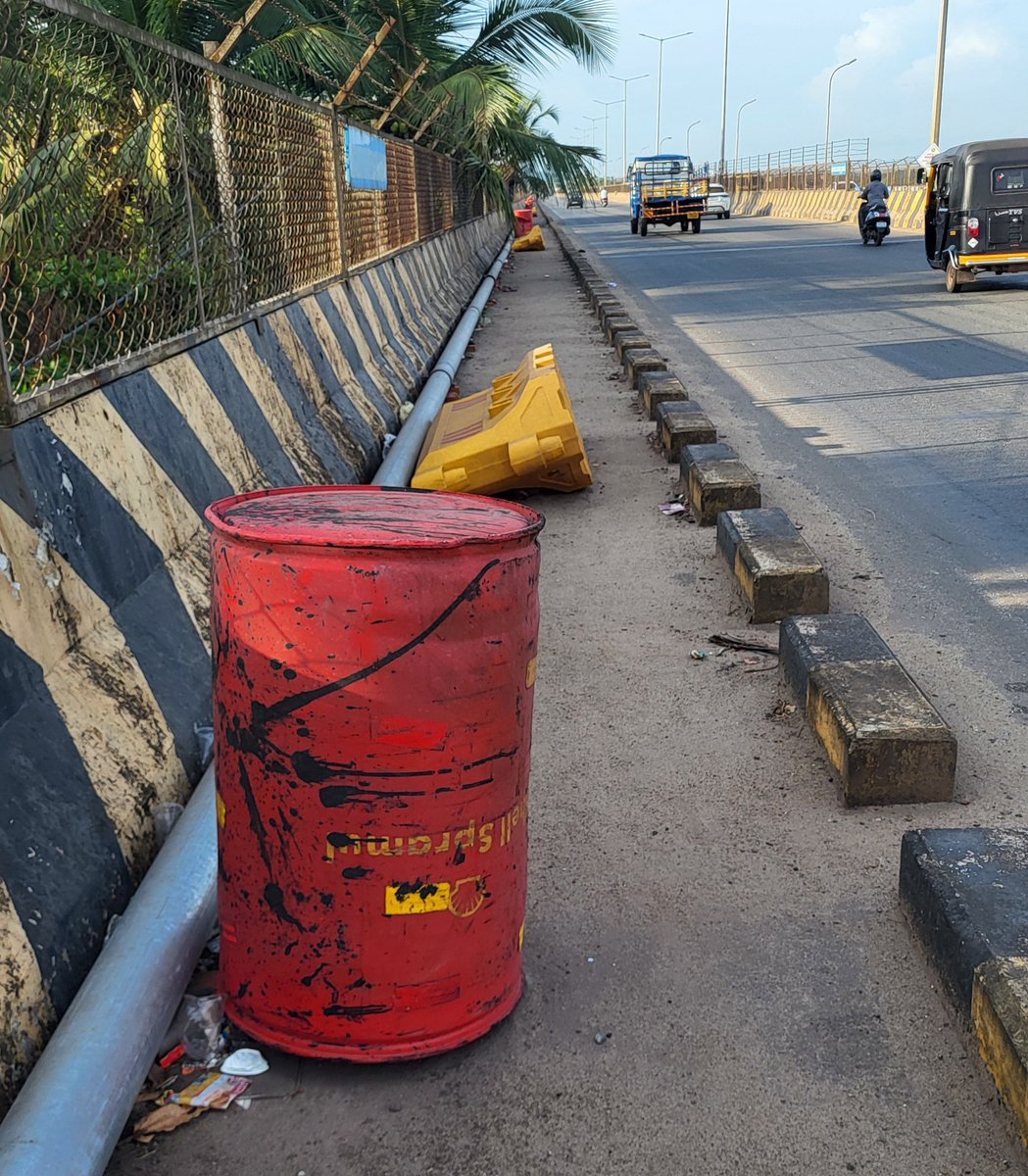 anilkumarsastry's tweet image. @NHAI_Official continues to obstruct #pedestrian path on #netravathi new bridge, #mangaluru, besides not undertaking #premonsoon cleaning. A hapless #streetvendor would&apos;ve been ousted by @mangalurucorp &amp;amp; @compolmlr by now. @CaptBrijesh @vedavyasbjp @MORTHIndia