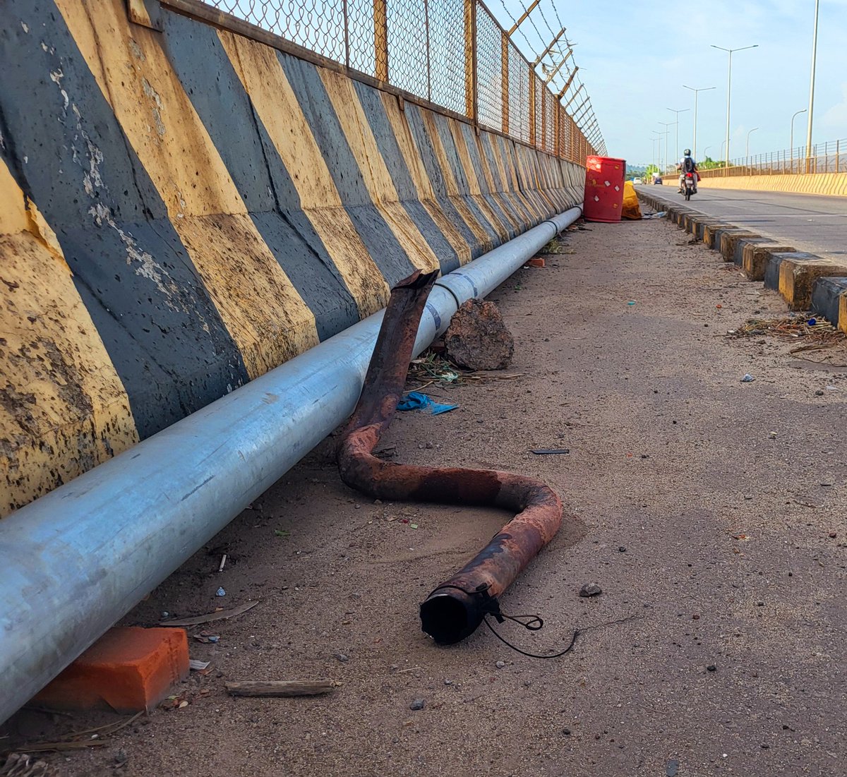anilkumarsastry's tweet image. @NHAI_Official continues to obstruct #pedestrian path on #netravathi new bridge, #mangaluru, besides not undertaking #premonsoon cleaning. A hapless #streetvendor would&apos;ve been ousted by @mangalurucorp &amp;amp; @compolmlr by now. @CaptBrijesh @vedavyasbjp @MORTHIndia