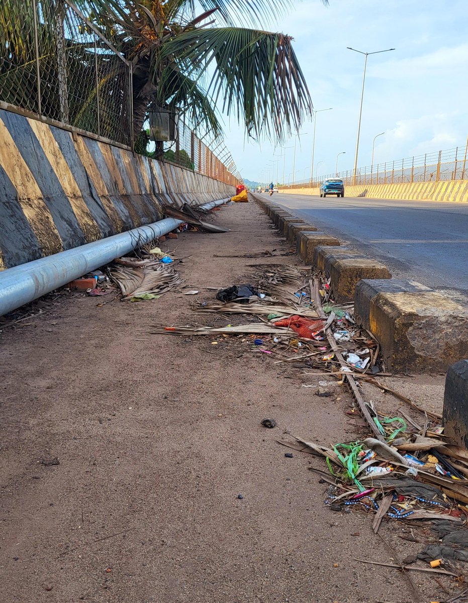anilkumarsastry's tweet image. @NHAI_Official continues to obstruct #pedestrian path on #netravathi new bridge, #mangaluru, besides not undertaking #premonsoon cleaning. A hapless #streetvendor would&apos;ve been ousted by @mangalurucorp &amp;amp; @compolmlr by now. @CaptBrijesh @vedavyasbjp @MORTHIndia