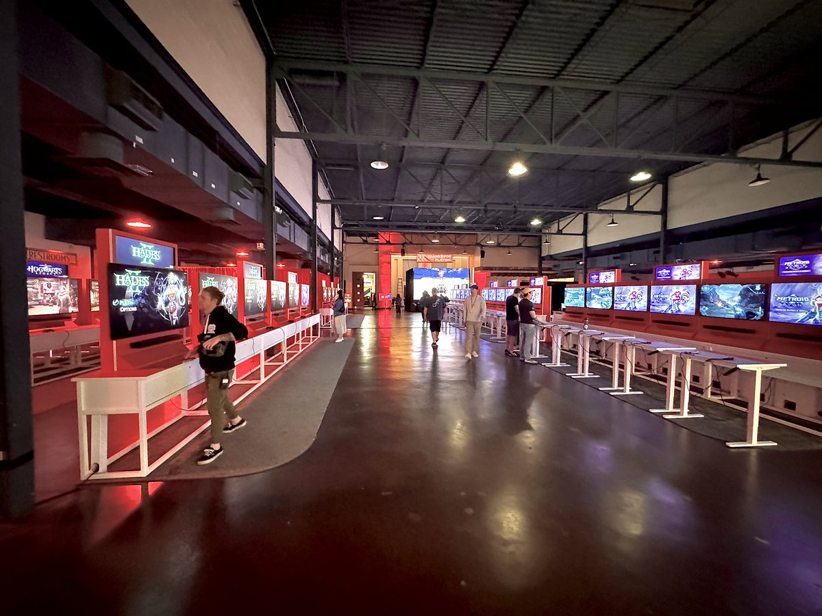 JonathanMoon's tweet image. Recently got to work for @NintendoAmerica @NintendoSwitch 2 preview event. They set up three 15 foot LED walls, all in 4K. And over 200 gaming stations, each with Samsung 4K OLED TVs and Bose sound bars. 
@MoonMediaTV