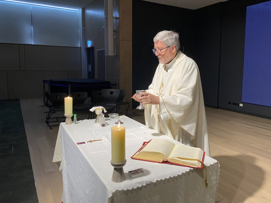✝️ Saint Ignatius College Geelong takes pride in nurturing students’ spiritual growth, planting seeds of faith, service and discernment.

👉 jesuit.org.au/freely-explori…

Photo of Fr Robin Koning SJ courtesy of Saint Ignatius College Geelong.

#jesuits #societyofjesus #jesus #jesuit