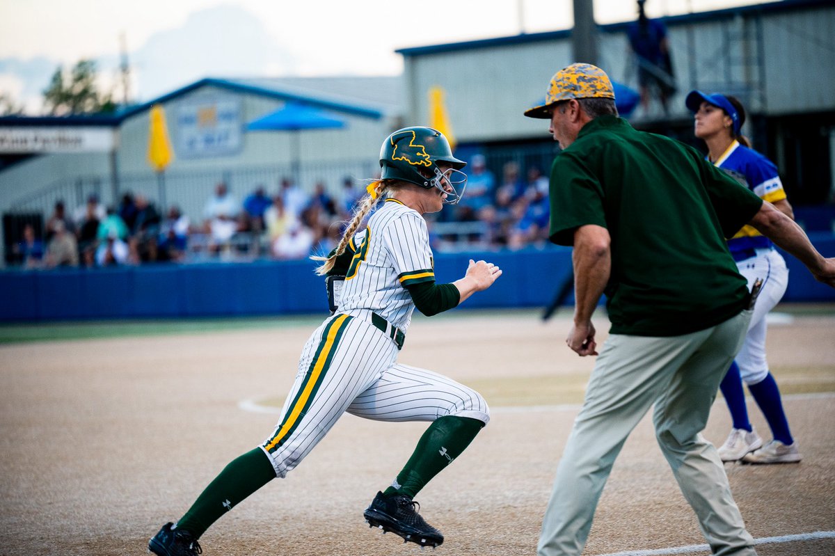 Southeastern Louisiana is bringing speed to Baton Rouge⚡️

<a href="/LionUpSoftball/">Southeastern Softball</a> tops the nation with 193 stolen bases and average more than 3 per game.

See where every team stacks up on the D1Softball Team Leaderboards presented by <a href="/PitchCom_Sports/">PitchCom</a> 👇👀
🔗 d1softball.com/team-leaderboa…