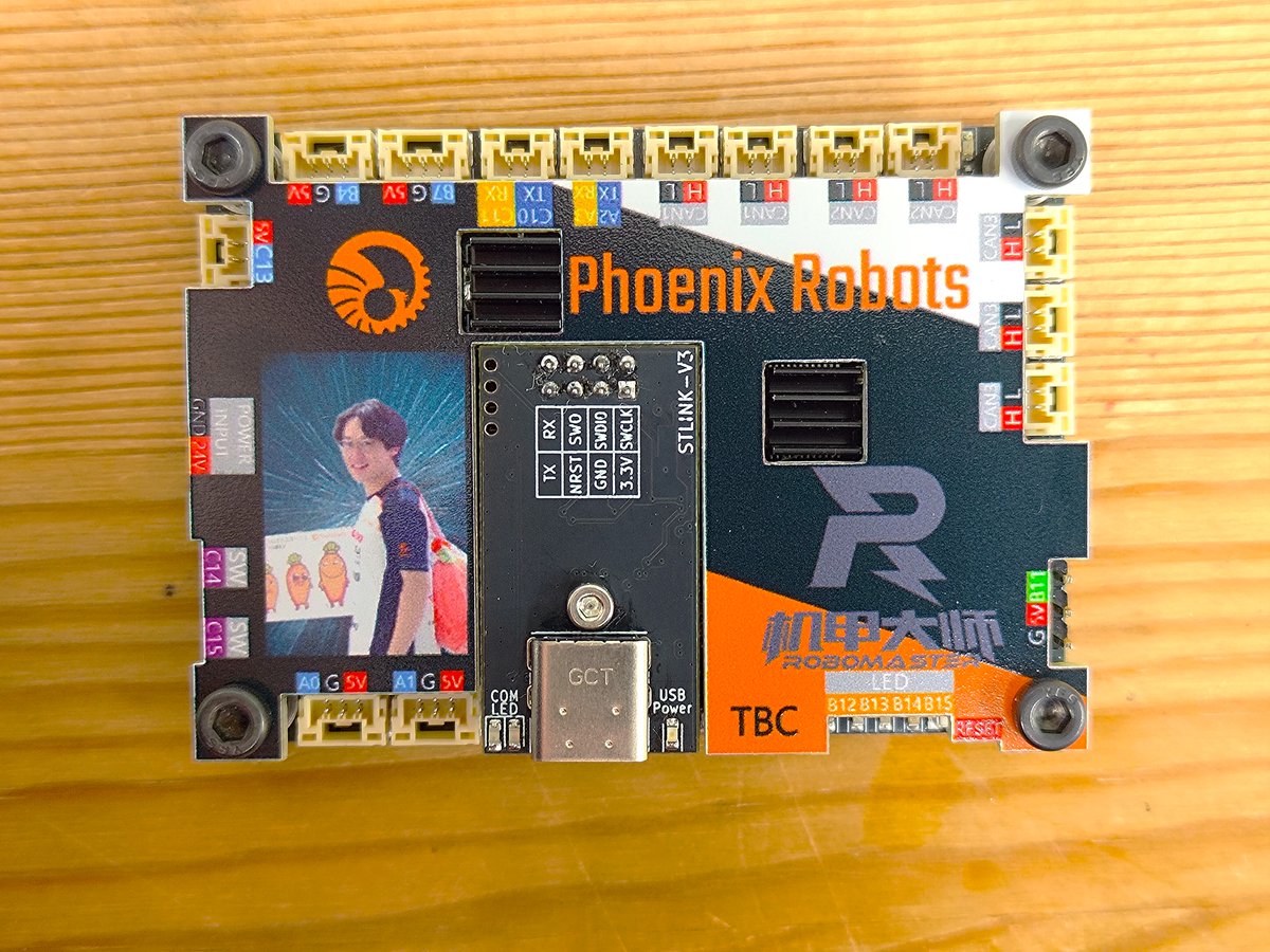今年度からロボットに搭載しているPhoenixメインボードをご紹介します！ 
専用のかわいいカバー付きで、Type-Cを挿すだけでプログラム書き込み可能！開発効率、モチベーションどちらもアップ⤴️

#RoboMaster #PhoenixRobots #ロボコン #自作基板