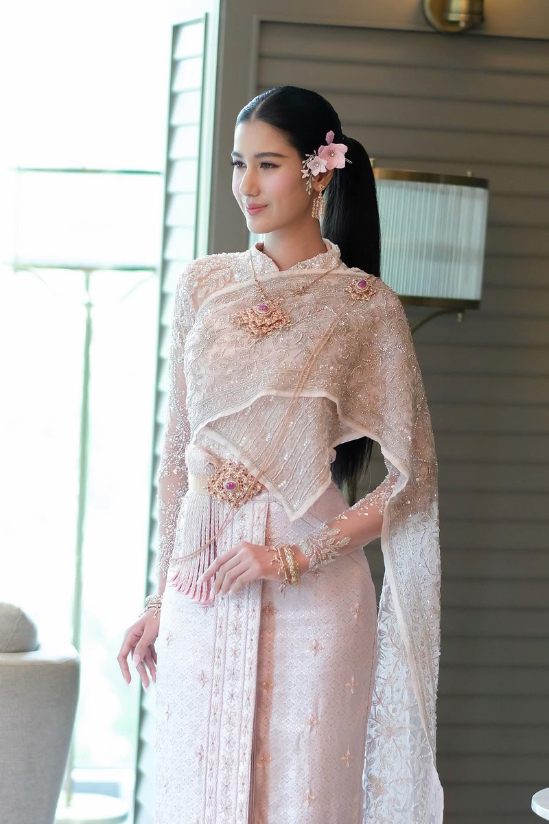 Thep_makeup's tweet photo. คุณพริ้งพลอย ปภาวดี ดารานักแสดงช่อง7 
กับ New Arrivals ชุดไทย จากร้านเทพฤทธิ์
#ชุดไทยเทพฤทธิ์
ร้านแต่งหน้าเช่าชุดเจ้าสาวอุบลราชธานี #ช่างแต่งหน้ามืออาชีพ 

ติดต่อสำรองคิว
📞094-351-4369
IG:thepmakeup_thailand
LINE ID:thep7890

#เช่าชุดเจ้าสาวอุบล #ร้านเช่าชุดอุบล #ชุดเจ้าสาวอุบล https://t.co/4Ddf6n28E1