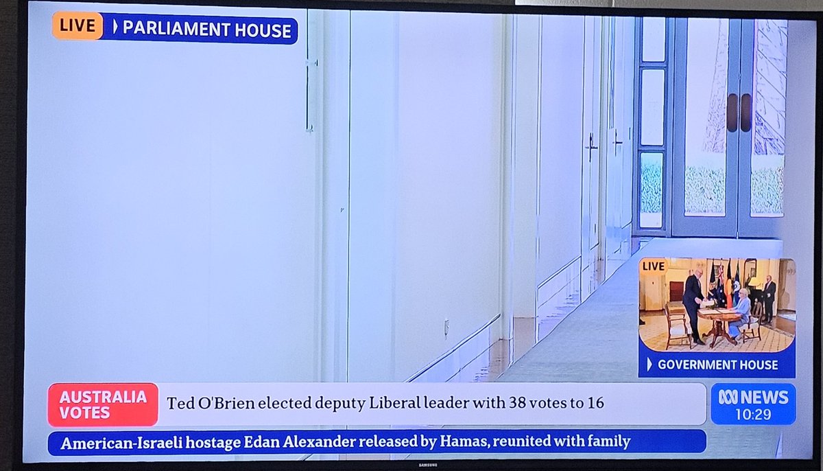GenRe4L's tweet image. If you were watching the abc just now you would be surprised to know that the Libs are not in gov.
Fkn useless abc.
They are still swearing in but the abc is focused on an empty corridor. 

#auspol