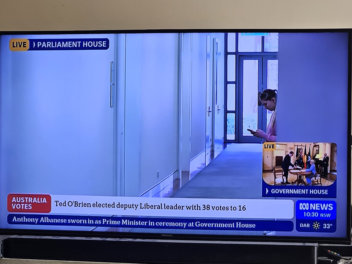 cro66's tweet image. . @abcnews now showing an empty corridor instead of crossing back to Govt House! You really don't like the  Labor Party, do you?
#Auspol2025