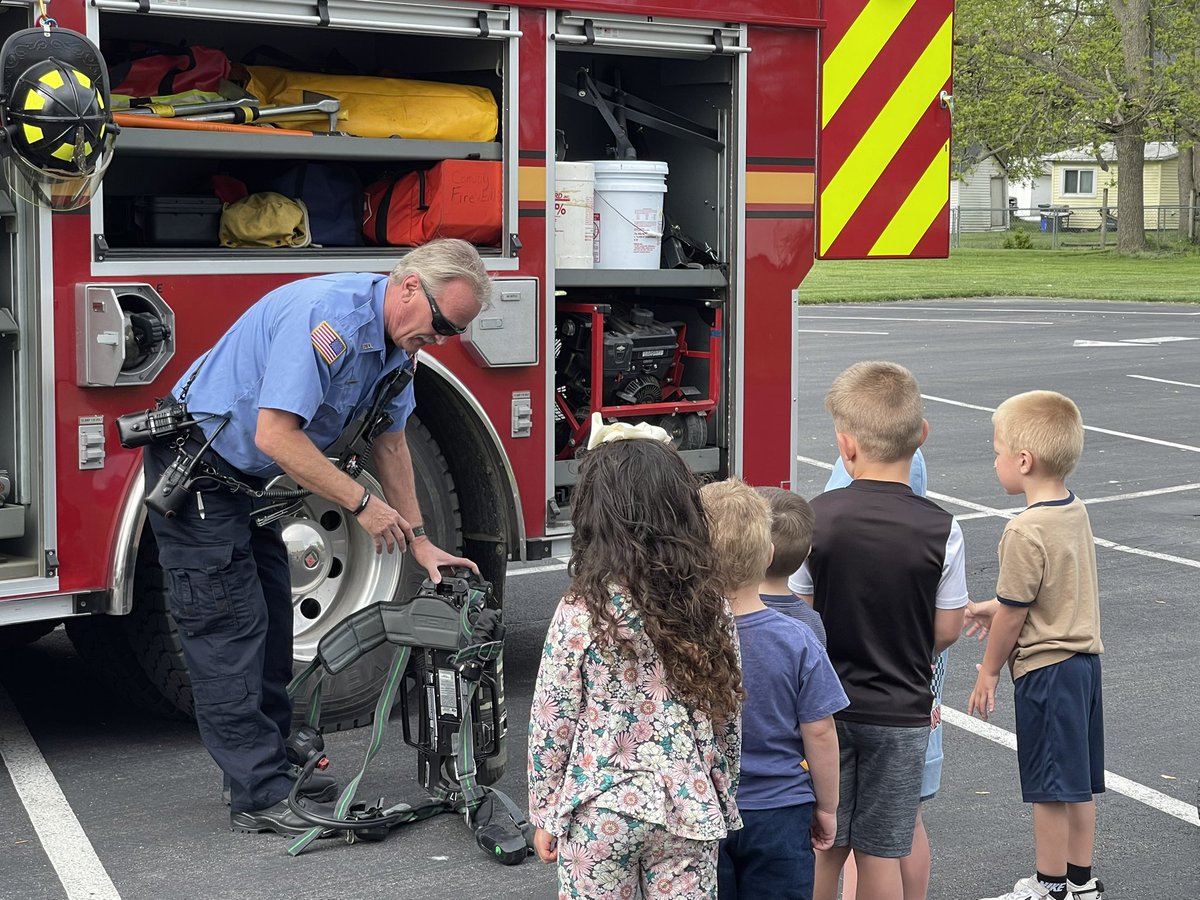 cv_ecc's tweet photo. Thanks to the Convoy EMS and Fire Department and the Van Wert Sheriff’s Department for visiting the ECC today for our community day! Also- shout out to the Convoy Tastee Freeze for the ice cream! https://t.co/TnfNC1HQ2J