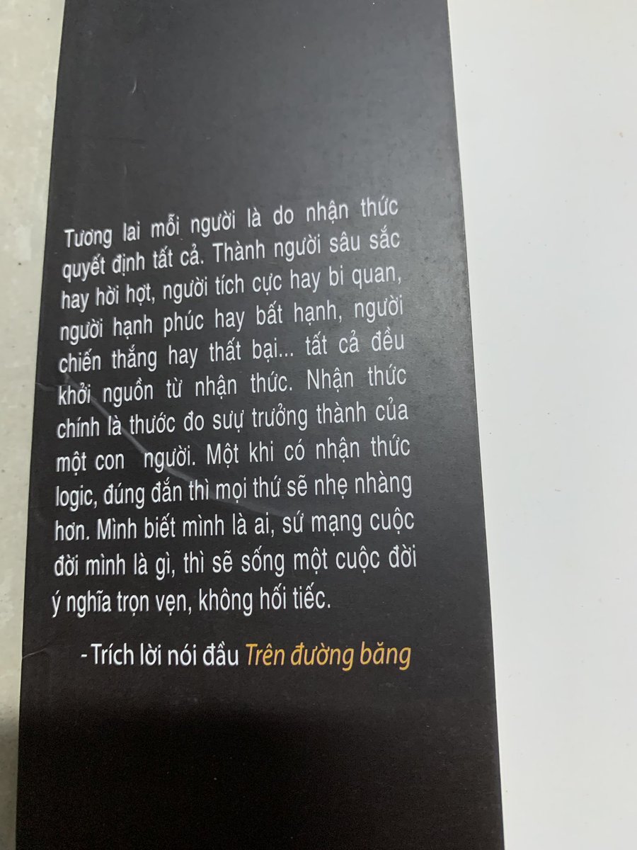 vannth305's tweet photo. Cuốn sách này là Fake phải không các anh chị em? 
Hôm em đi hội chợ sách, và mua cuốn này ạ!
Em thấy sai lỗi chính tả nhiều, cách chữ, cắt câu cũng bị lỗi, vào mã QR thì thấy cảnh báo…(nên em cũng không vào nữa)
Nhưng để ý thấy tem chống giả bìa sau của sách có chữ “thành đoàn TP.HCM” và “NXB TRẺ”, trên tem!