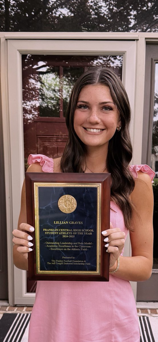 Congrats to ⁦<a href="/GravesLily/">lily graves</a>⁩ for being named FC Female Student-Athlete of the Year🏀💪