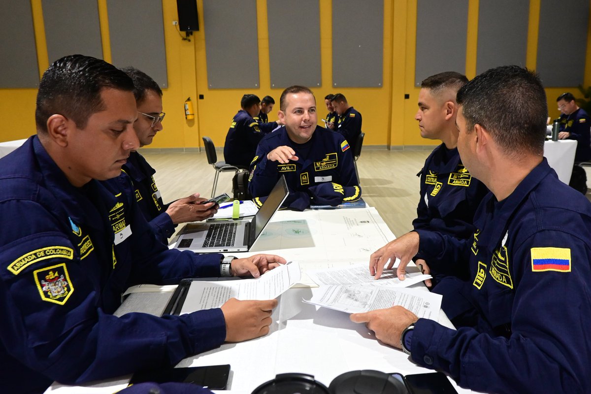 FNC_ArmadaCol's tweet image. ⚓ En el Caribe, la @ArmadaColombia fortalece la formación estratégica de sus comandantes a través de un seminario liderado por ANEES y la Dirección de Operaciones Navales.
#FuerzaNavalDelCaribe #FormaciónNaval #PoderMarítimo #ColombiaOpera