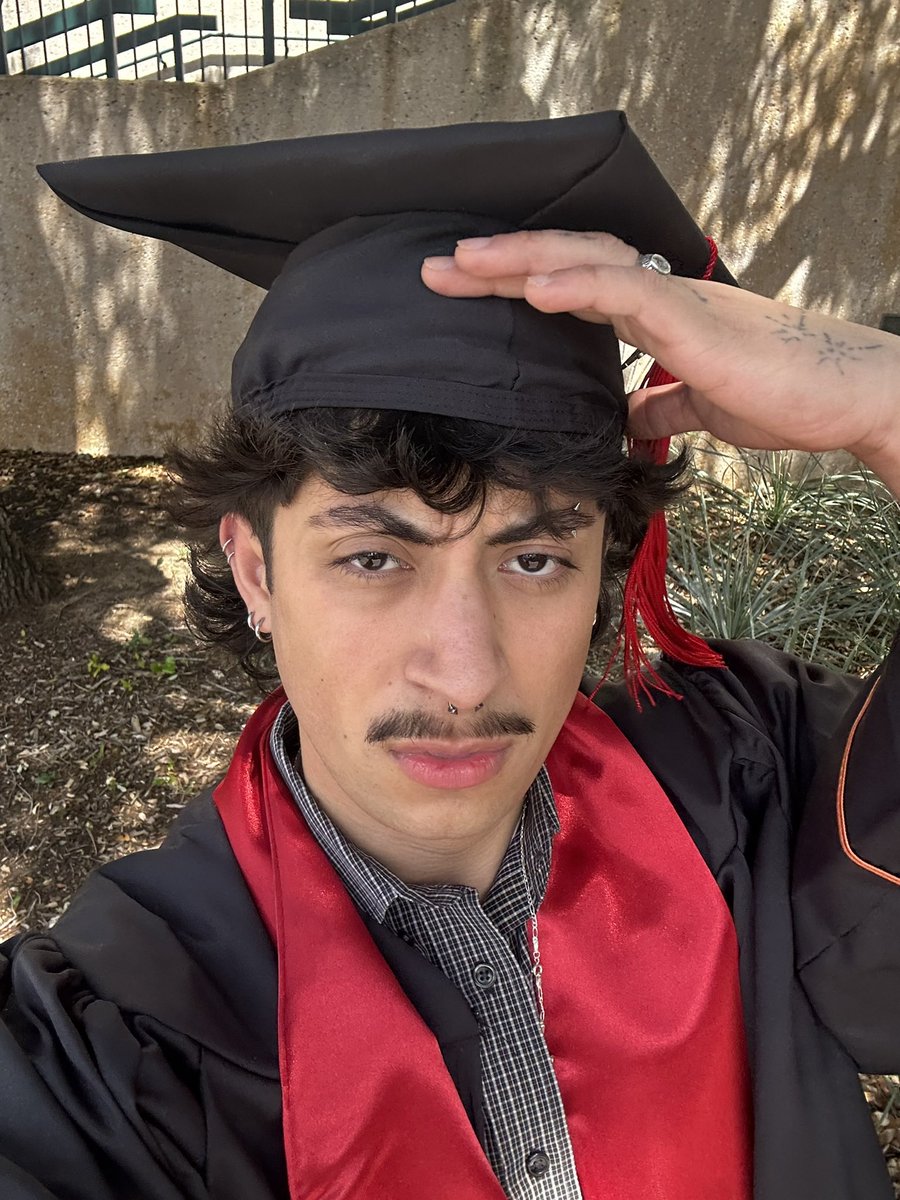 angelshmood's tweet photo. just graduated with my bachelor’s but i’m still broke. LA please give me a job https://t.co/38Bn8OLzgB