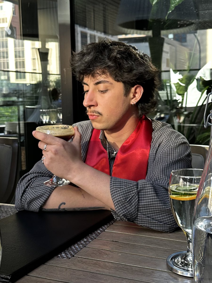 angelshmood's tweet photo. just graduated with my bachelor’s but i’m still broke. LA please give me a job https://t.co/38Bn8OLzgB