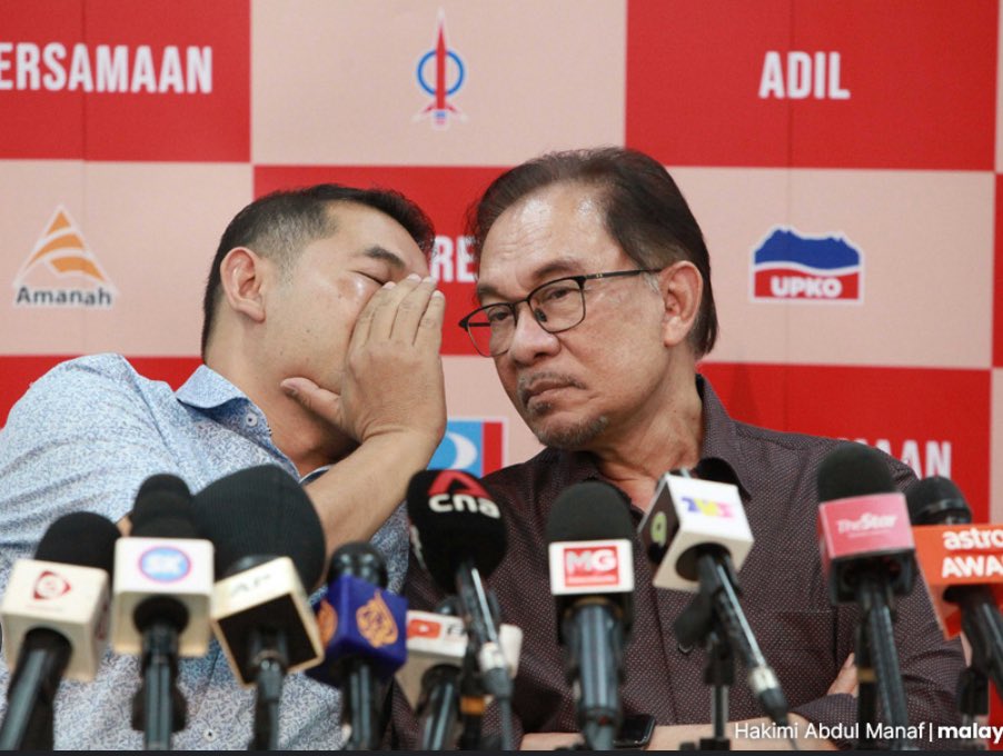 amer7211's tweet photo. Pengarah Strategik ni umpama Jenderal Perang.
Sebelum nak menyerang, dia buat kajian dulu. Data2 dan maklumat dikumpul, dianalisa dan diproses dahulu. Kemudian barulah tampil dengan strategi peperangan. Hebatnya Jenderal Perang HIRUK ni, dia bukan sekadar mengarah belakang tabir tapi dia turut sama berjuang di depan.
Tapi ada pihak lain nak hantar ‘puteri lilin’ dengan harapan memenangi peperangan besar. Lagi hauk bila dikelilingi oleh penjilat2 yang seni peperangan pun depa tak pernah tahu. Penjara
pun tak pernah duduk. Duduk dengan kipas dan bahasa berbunga2. Depa tak tahu, musuh2 ni tak akan pernah mahu berDAMAI.
Dulu ketika tidak berkuasa, Jenderal Perang inilah yang menghapuskan kartel yang dididik SakaTua100 untuk merosakan kapal daripada dalam. Kemudian, ramai jugalah yang termakan idea Khemah Besar terpedaya dengan janji manis SakaTua100. Mujur dibantah Jenderal Perang ini. Sekarang, ketika berkuasa, kartel yang hampir sama kepala otaknya yang mahu naik dengan kuasa secara mudah yang jelas merosakkan semangat reformasi tulen.
Jom HIRUK! 🫶🏼
p.s. Maaf aku tak pandai buat karangan bahasa berbunga2. 😁