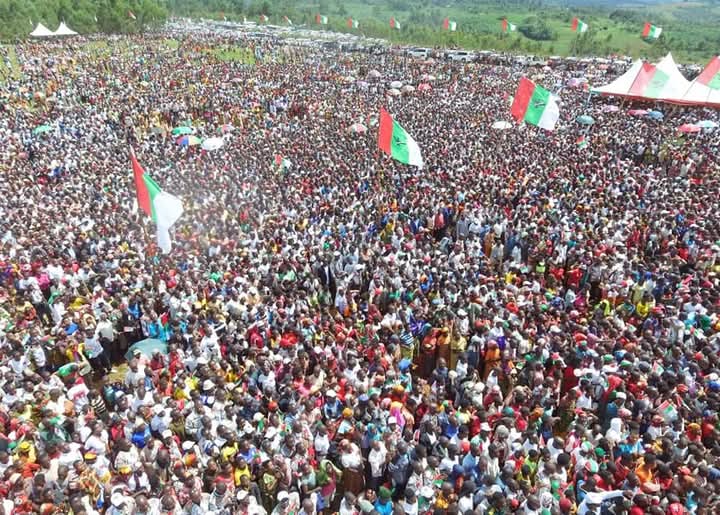 JClaudeNshimir's tweet photo. Le peuple burundais se réjouit des réalisations du @CnddFdd @R_Ndikuriyo depuis 2005. La paix règne au #Burundi depuis son accession au pouvoir, alors qu’auparavant, le Burundi était tjr secoué par des crises répétitives. Aucun citoyen ne doute à élire le parti #CnddFdd pr le N°1 https://t.co/xPjOadptbM