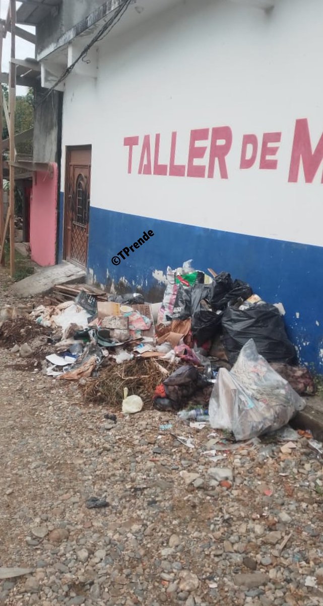 Basura y escombro abandonado en privada de la calle México, #Putla, como referencia atrás de la gasolinería del Centro, por favor que la regiduria de ecología lo recoja por el grave foco de infección.