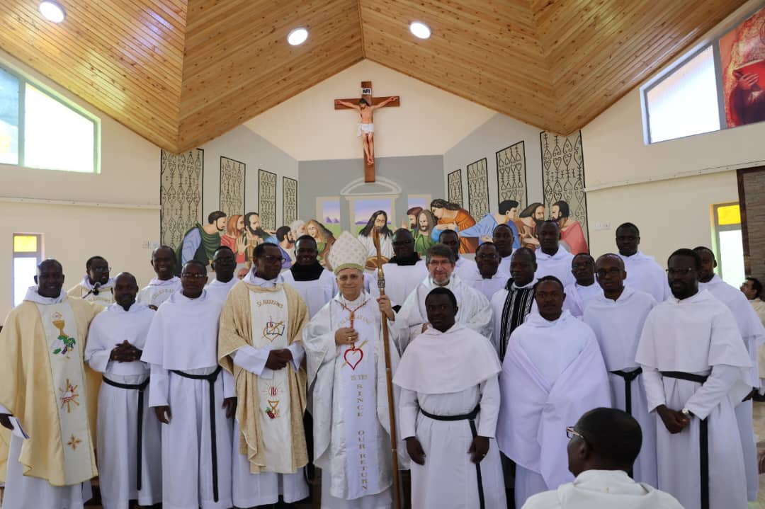 BABA MTAKATIFU MPYA. PAPA LEO WA XIV (PONGEZI). Shukrani nyingi kwa Mungu kutupatia kiongozi mumisionari  mwenye uzoefu mkubwa duniani. Hata na huku kwetu Tanzania amefika  kwa wanachama wa Shirika lake la Mt. Agostino  huko Njombe na Morogoro mwaka 2004. Pichani ni akiwa Kenya