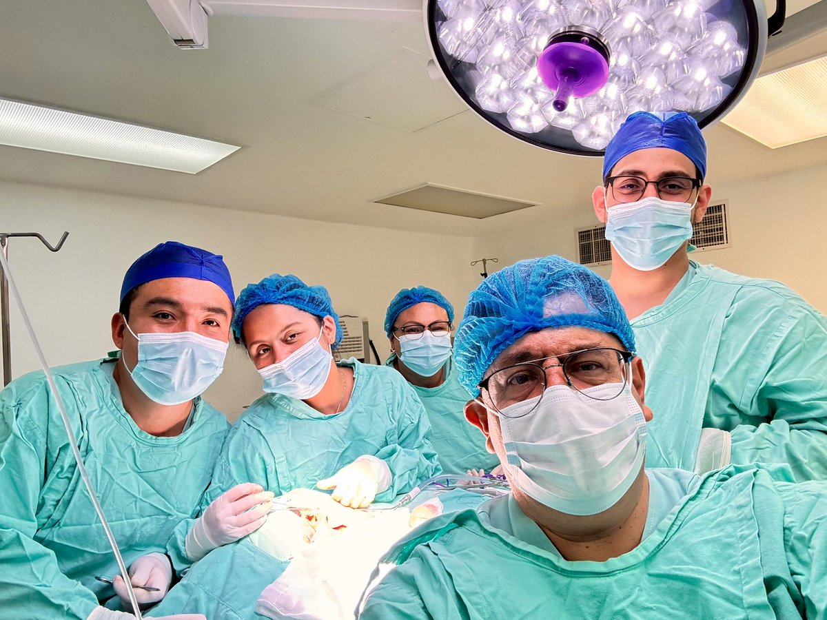 Doc_Moon's tweet image. Hoy operamos un tumor de parótida que es la glándula que produce saliva. Cirugía delicada ya que puede traer como complicaciones alteraciones importantes de la mímica facial. #surgeonlife #surgeons #parotida