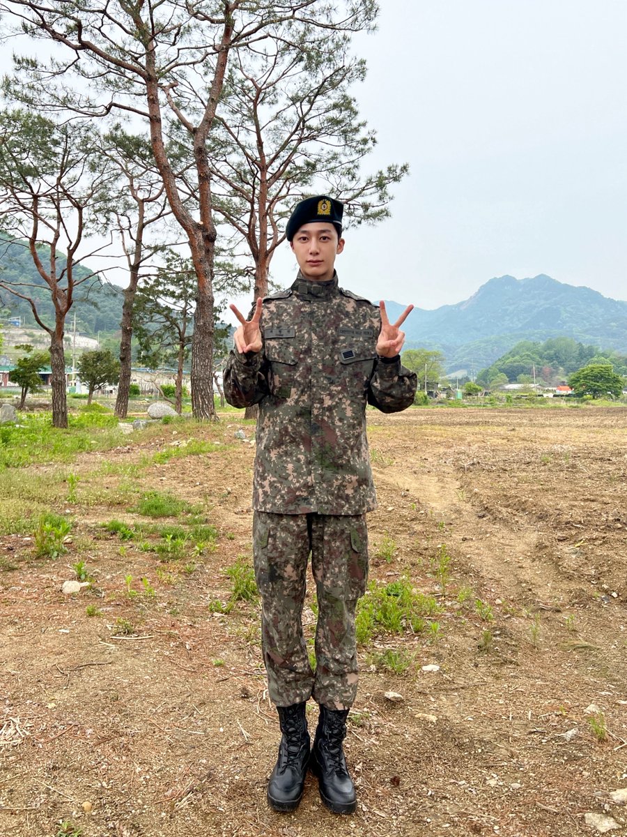 OfficialMONSTAX's tweet image. 📸
250513 #몬스타엑스 #형원

#몬베베 보고 싶었어요🥰
기다려 준 몬베베 덕분에 
건강히 전역했습니다🫡
앞으로도 오래 봐요 몬베베💚

#HYUNGWON 
#MONSTAX #MONSTA_X