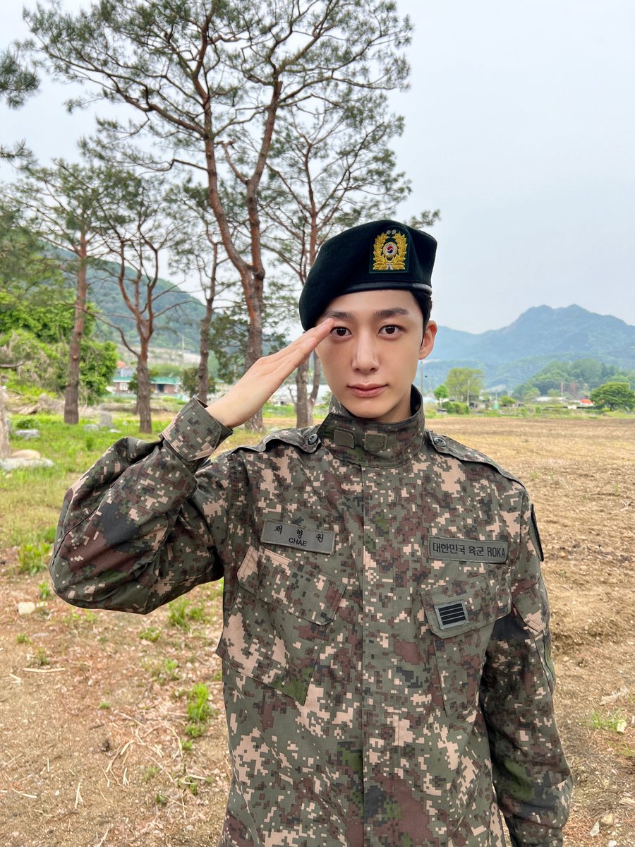 OfficialMONSTAX's tweet image. 📸
250513 #몬스타엑스 #형원

#몬베베 보고 싶었어요🥰
기다려 준 몬베베 덕분에 
건강히 전역했습니다🫡
앞으로도 오래 봐요 몬베베💚

#HYUNGWON 
#MONSTAX #MONSTA_X