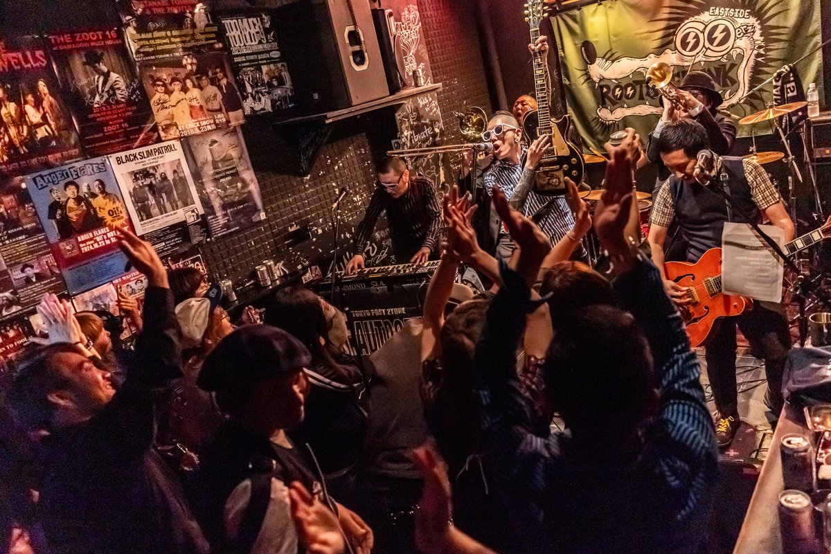 THE_AUTOCRATICS's tweet photo. @momophoto0918 2025/05/10 at Gamagori BUZZ HOUSE

ExSxRxZ presents
"ROOTS OF PUNK 69erz vol.14"

photo by @momophoto0918 

#theautocratics #exsxrxz #aichi #gamagori #buzzhouse #tokyopost2tone https://t.co/ufG4jLhnmU