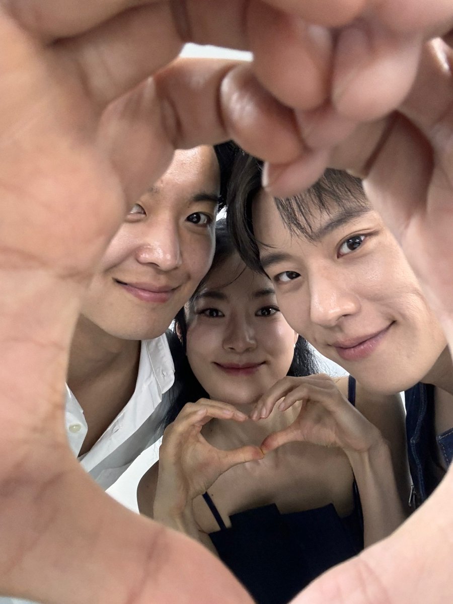 It's NEW 잇츠뉴 tweet media