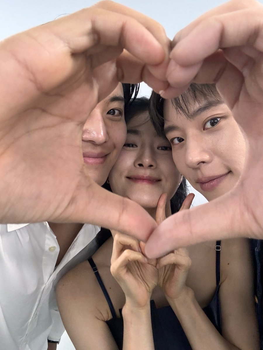 It's NEW 잇츠뉴 tweet media