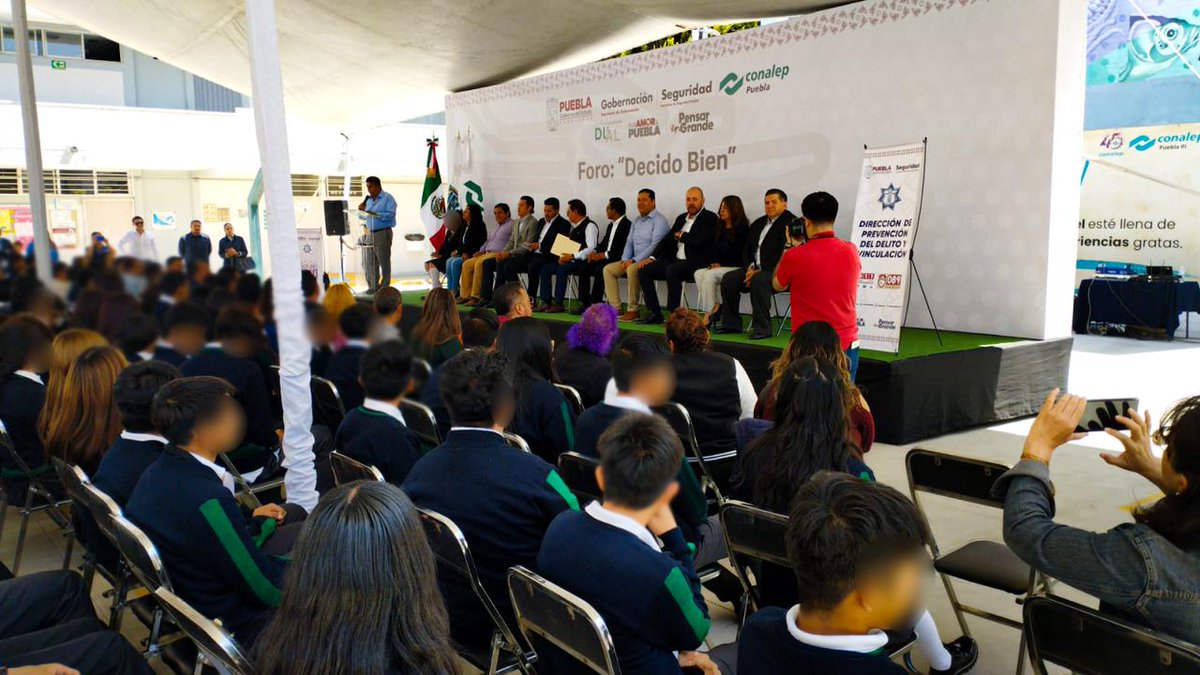 SSPGobPue's tweet photo. Desde el @Gob_Puebla seguimos comprometidos con la promoción de entornos seguros y de bienestar para las y los poblanos. 🤝

A través de la Dirección de Prevención del Delito, y en coordinación con el @Conalep_Pue, se realizó el foro “Decido Bien” en el Plantel 3 de San Bartolo, con el objetivo de fortalecer una juventud informada, consciente y preparada. 

Fomentando así una cultura del autocuidado y desarrollo de factores de protección entre las y los estudiantes. 📚