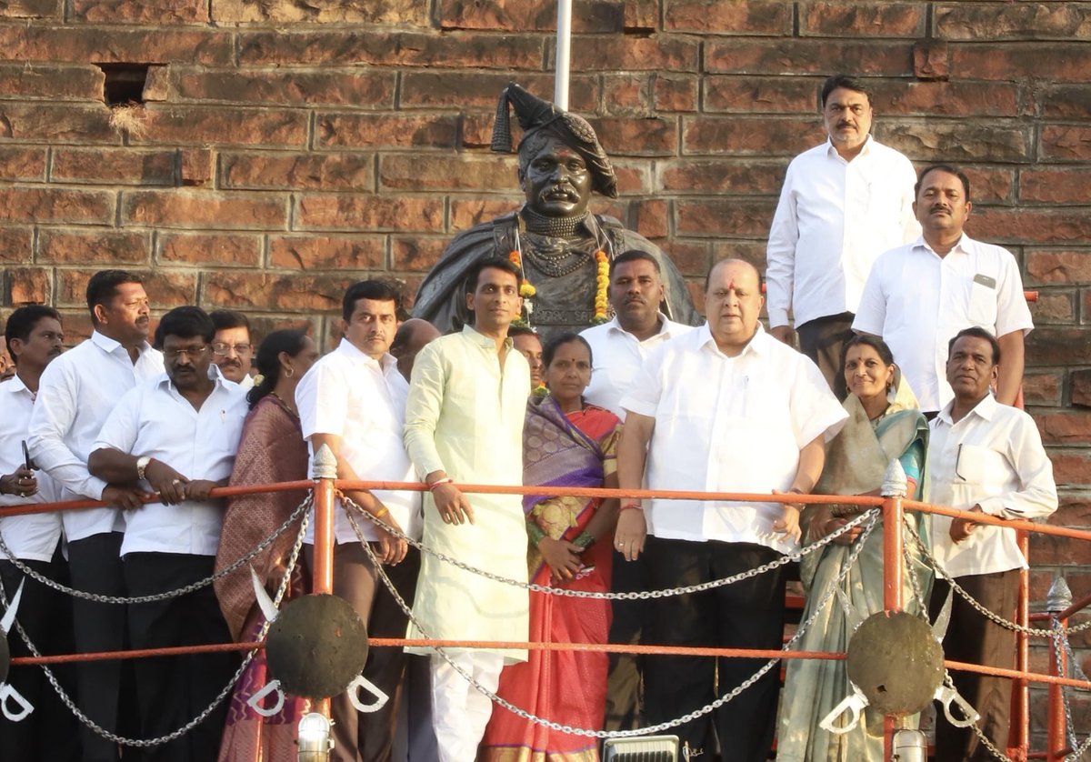 वैद्यकीय शिक्षण मंत्री ना. हसन मूश्रीफ़ साहेब यांची कुंभी-कसारी कारखाना कार्यस्थलाला भेट. छ.शाहू महाराज यांच्या पुतल्याला पुष्पहार अर्पण करताना सोबत कारखान्याचे उपाध्यक्ष राहुल खाडे,संचालक दादासाहेब लाड, डॉ.बी.बी.पाटील,बाबासाहेब पाटील, मधुकर जांभले, शिवाजी देसाई, युवराज पाटील आदी