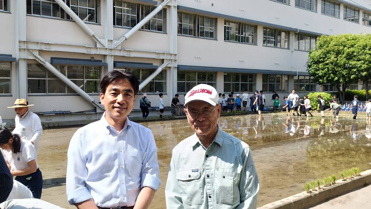 toshiro141's tweet image. 平木小学校で毎年この時期に行われる田植えを視察へ。ほとんどの児童が田植え初体験で、彼らにとっては忘れられない貴重な体験になったと思います。写真は、みんなお米は好き?、と聞いた時。農家の松本源信さんはじめ地域の皆さんの温かいご協力で成り立っています。本当にありがとうございます!