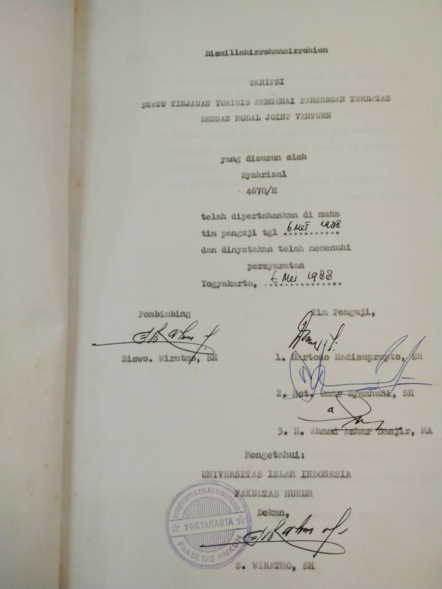 "BANDINGKAN LEMBAR PENGESAHAN SKRIPSI UII tahun 1988 masih menggunakan mesin ketik manual, lembar skripsi JOKOWI sudah menggunakan teknologi masa depan..." (Rismon SianiparRismon)

#JokowiLuhutBiangBencana 
#RakyatBersatuLawanJokowi
#RakyatBersatuLawanJokowi
