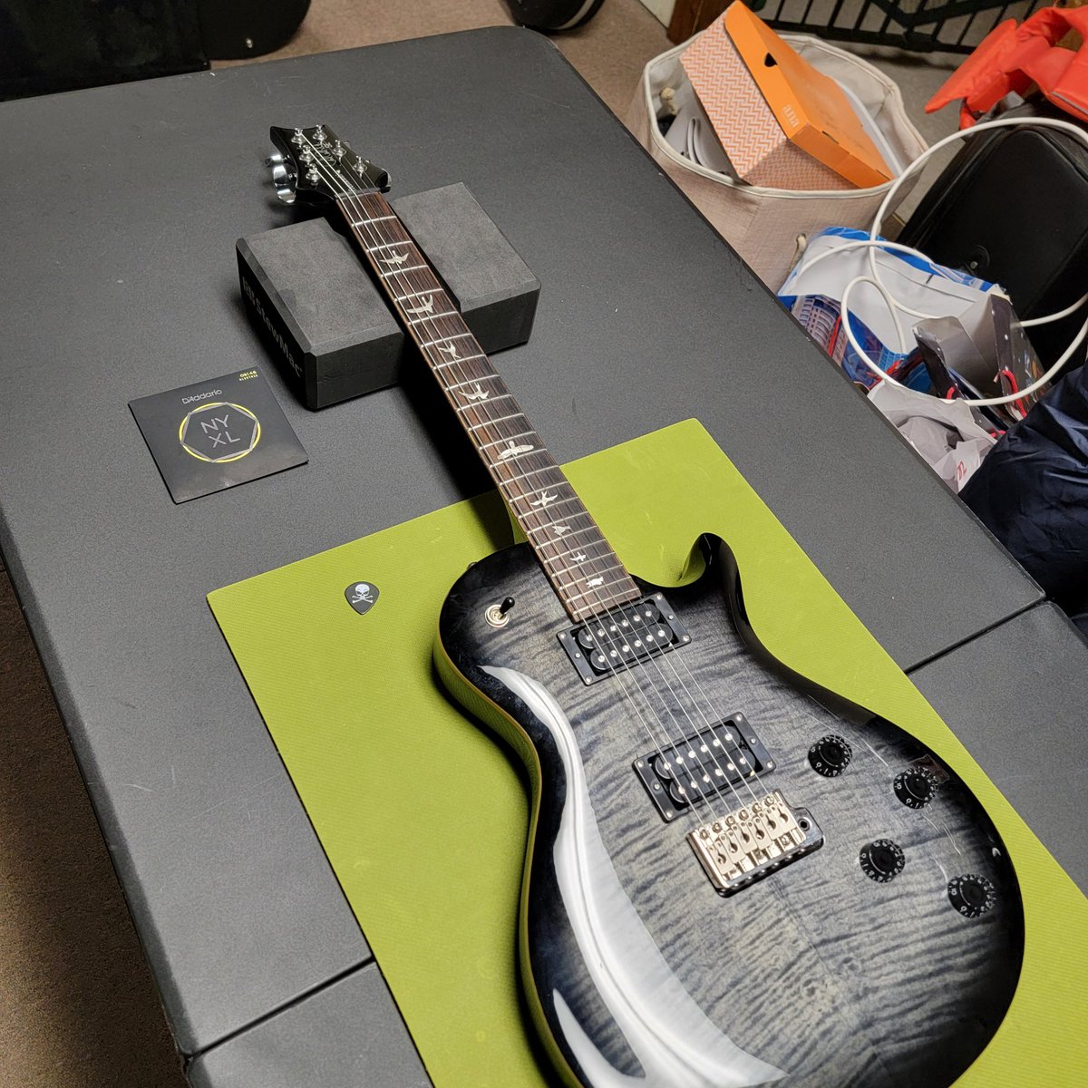 ZackAttackP1's tweet image. String change time. I will be trying these @DaddarioandCo NYXL 9-46s on my 2023 PRS SE Tremonti. I&apos;ve never used NYXLs before so this is my first go at these strings.

Have you tried D&apos;Addario NYXLs? What do you think of them?

#guitarstrings #stringchange #changeyourstrings…