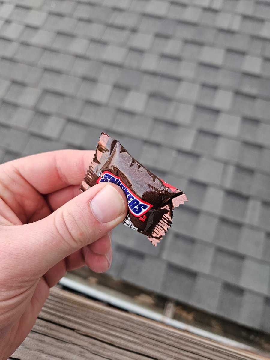 Isaiaheastridge's tweet photo. Hey @Snickers, you're not you when you're hungry... and apparently neither am I, because my SNICKERS came sealed &amp; EMPTY. Wrapper’s perfect, stomach’s not. Send help? 🍫😩 #NotMySnickers #SnackTime #Sad https://t.co/RJ5RHZrb7C
