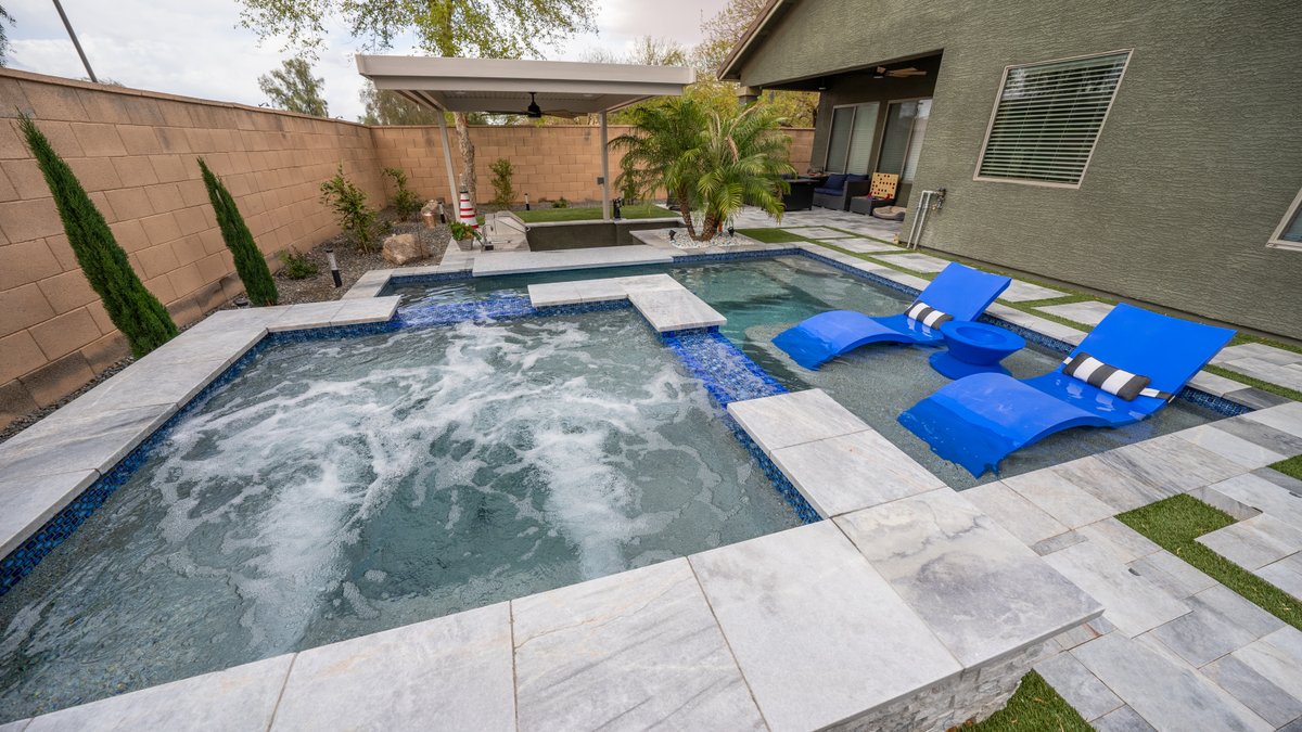 calpool's tweet photo. The Ultimate Cocktail Pool 🍹 💦
This Maricopa homeowner turned their yard into a modern oasis with this cocktail pool, featuring a baja shelf for lounging & a swim-up bar that flows seamlessly into a sunken structure & outdoor kitchen. ✨
#calpools #cocktailpool #smallpool https://t.co/d44YfzqdCe