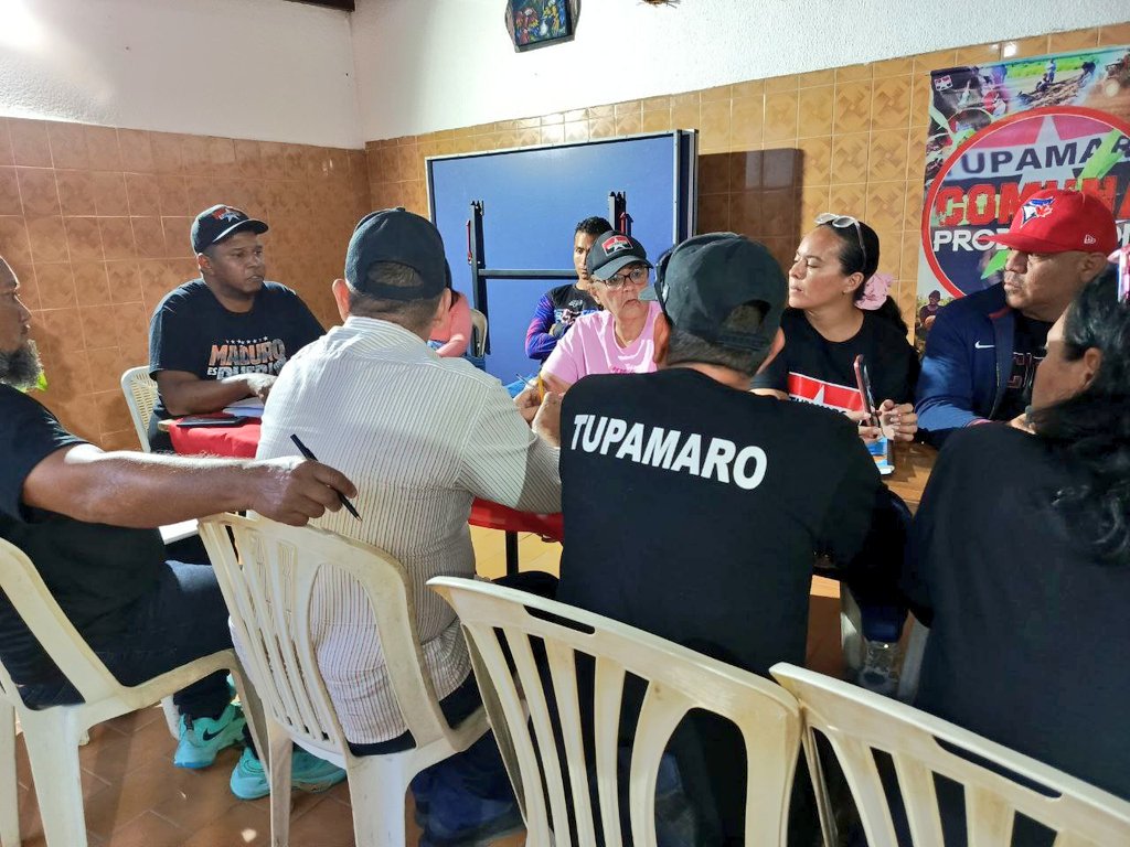 TupamaroMRT_'s tweet photo. #EnFoto 📸|| Militancia TUPAMARO junto a nuestra candidata a la Asamblea Nacional @elimurillomrt y @CarmeloJmrt87 Secretario Nacional de Movimientos Sociales desde la ciudad de @CaracasMRT_ en reunión operativa afinando detalles de cara a los comicios regionales y legislativos del #25May.

ＶＯＴＡ ＴＵＰＡＭＡＲＯ 🔴 ⚫ 
#VotaTupamaro  #VotaRebelde