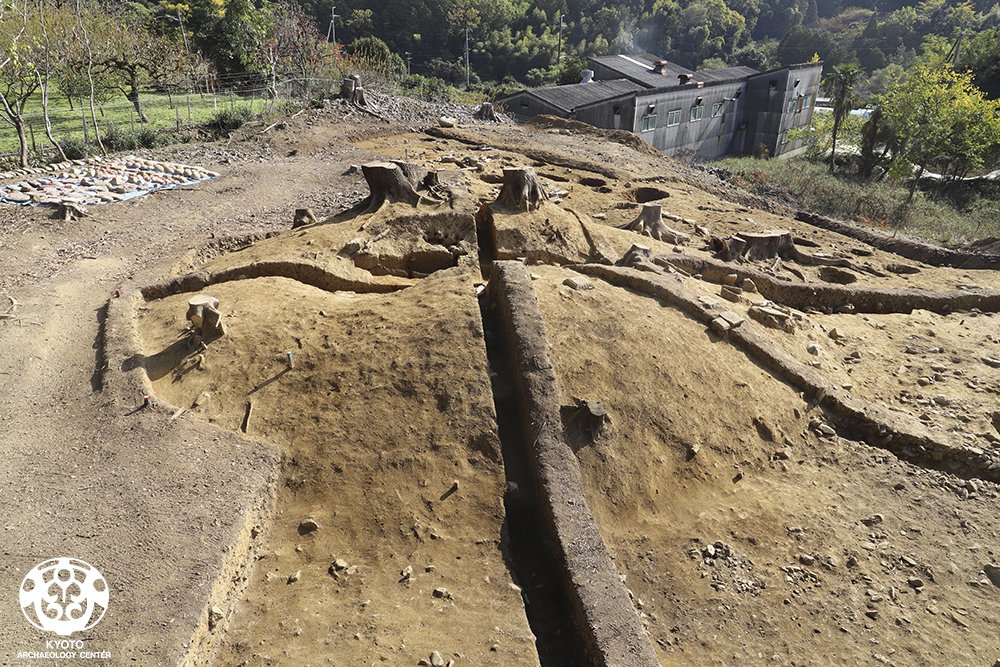 📣現地説明会のお知らせ📣
墓の平古墳群（井手町）で現地説明会を開催します！７世紀前半の横穴式石室が後世に塚として改変されながら、周辺を墓や供養の場として利用されていることがわかりました。

日時：5/17（土）14:00
場所：井手町多賀墓ノ平地内

詳細はこちら👇
kyotofu-maibun.or.jp/event/2025/gen…