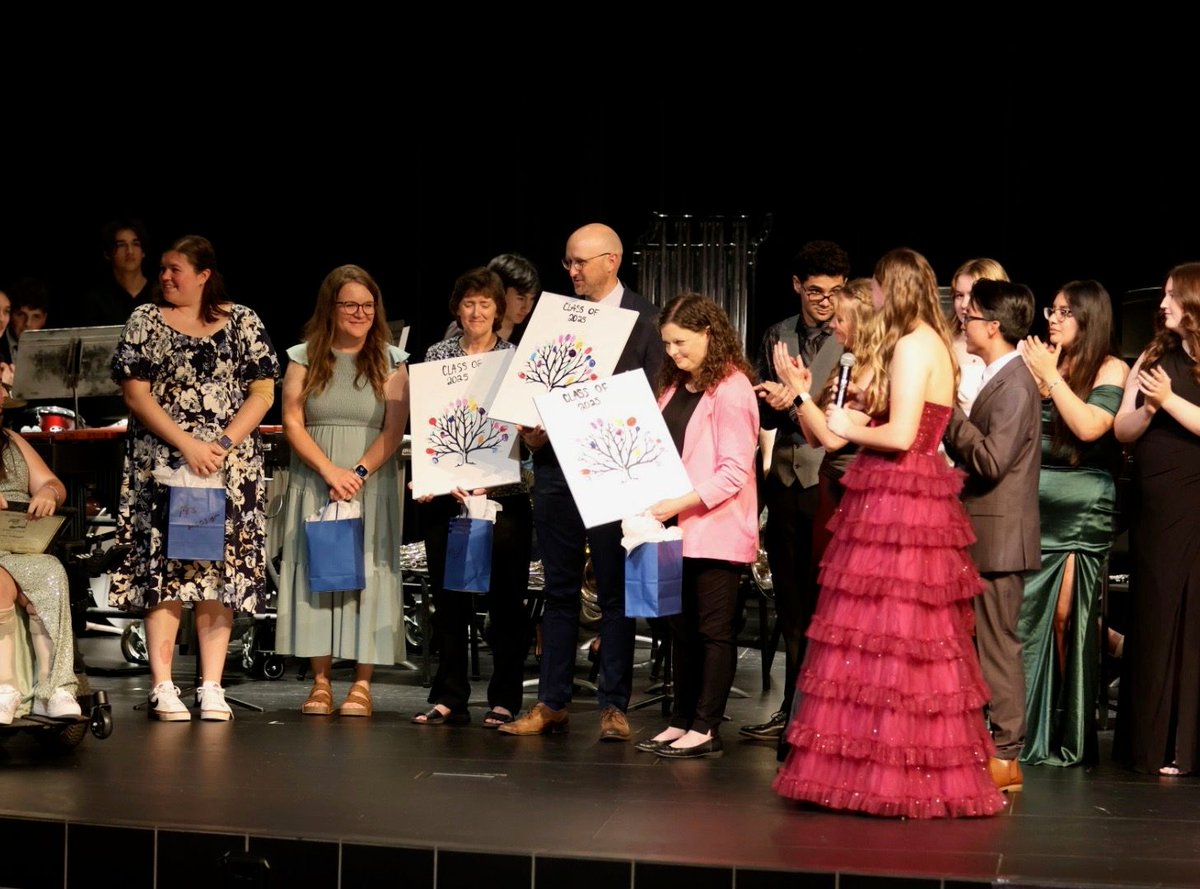 The Lindale 2025 high school band seniors wrapped up tonight’s spring concert by gifting their band directors special thumb-print trees with their signatures below. Good luck, class of 2025! Thank you for a wonderful year! 📸 Addison M.
