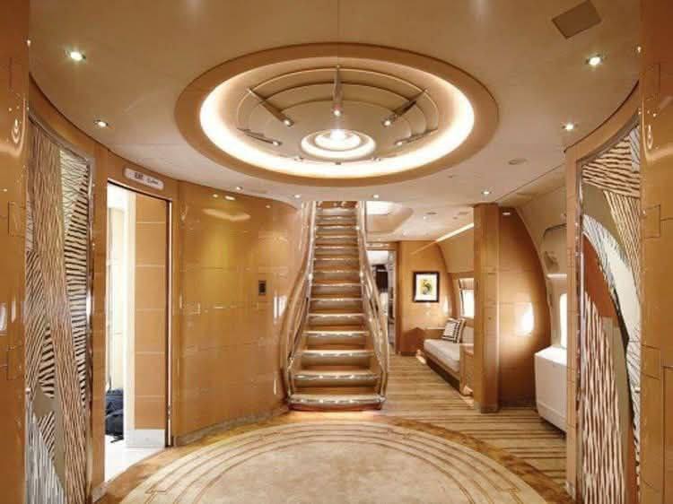 Trumps nieuwe vliegtuig, de verleiding die hij niet kon weerstaan. Qatar maakt het Westen kapot, met overal steekpenningen. De VN is omgekocht, het WK voetbal, westerse politici, universiteiten, de media, alles is te koop.