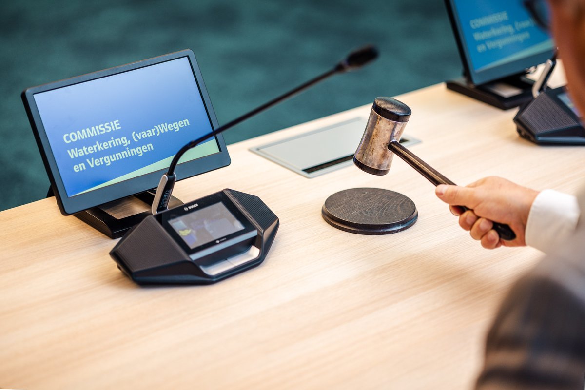 Vanmiddag vergadert de commissie Waterkeringen, (Vaar)wegen en Vergunningverlening (WWV). Je kunt de vergadering live bijwonen, of online volgen. Voor de stukken en de live stream, kijk op bit.ly/3YFPp1r