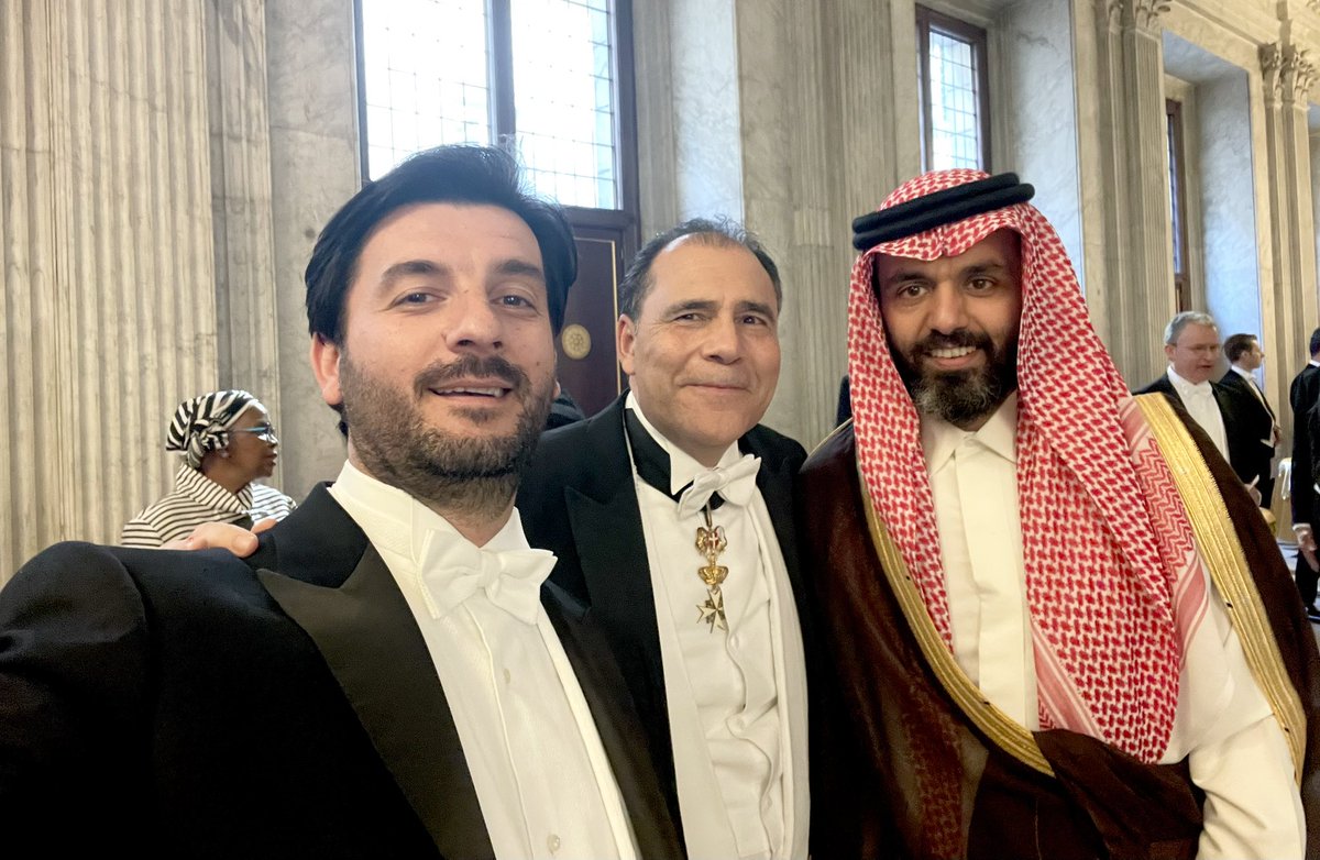 Great  annual GalaDinner for diplomatic corps hosted by 👑H.M.s King Willem-Alexander &amp; Queen Máxima in the amazing Royal Palace in Amsterdam 🇳🇱. Out per tradition, some shots 📸 w/ my colleagues for a special night 🥂.
🇱🇻🇨🇿🇦🇱🇸🇦🇨🇷🇲🇹🇽🇰