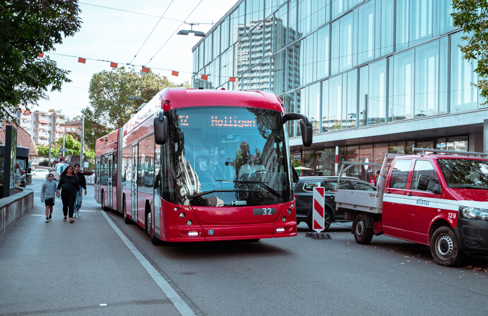 Die RKBM und der Kanton Bern haben untersucht, wie sich die ÖV-Erschliessung des Inselareals kurz- bis mittelfristig verbessern lässt. Die Studie sieht auf der Linie 12 Doppelgelenktrolleybusse und für die Linie 101 mehr Verdichtungskurse vor: tinyurl.com/33z2ump4