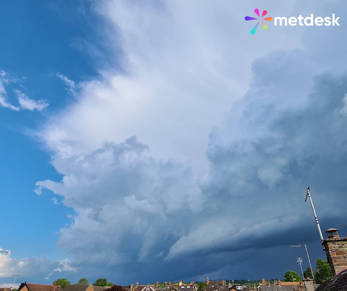 metdesk's tweet image. Our forecasters captured some incredible photos of the storms around Buckinghamshire yesterday afternoon 😍🌩️ #thunderstorms